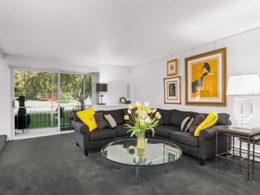 6105 Lincoln Drive, Unit 136, Edina, MN 55436