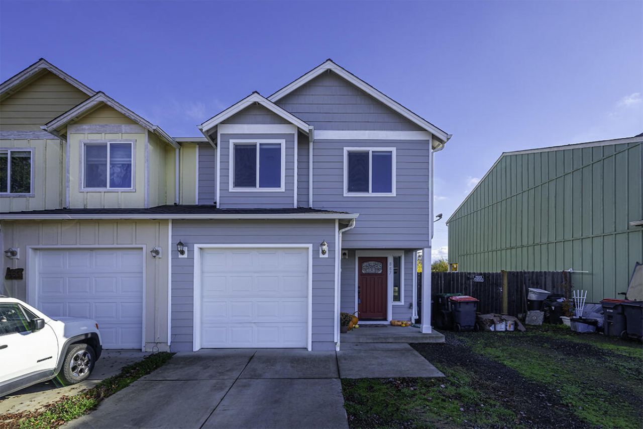 887 Silver Fox Drive, Central Point, OR 97502 Main Photo