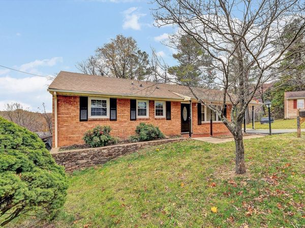 2850 Archer CIR, Salem, VA 24153