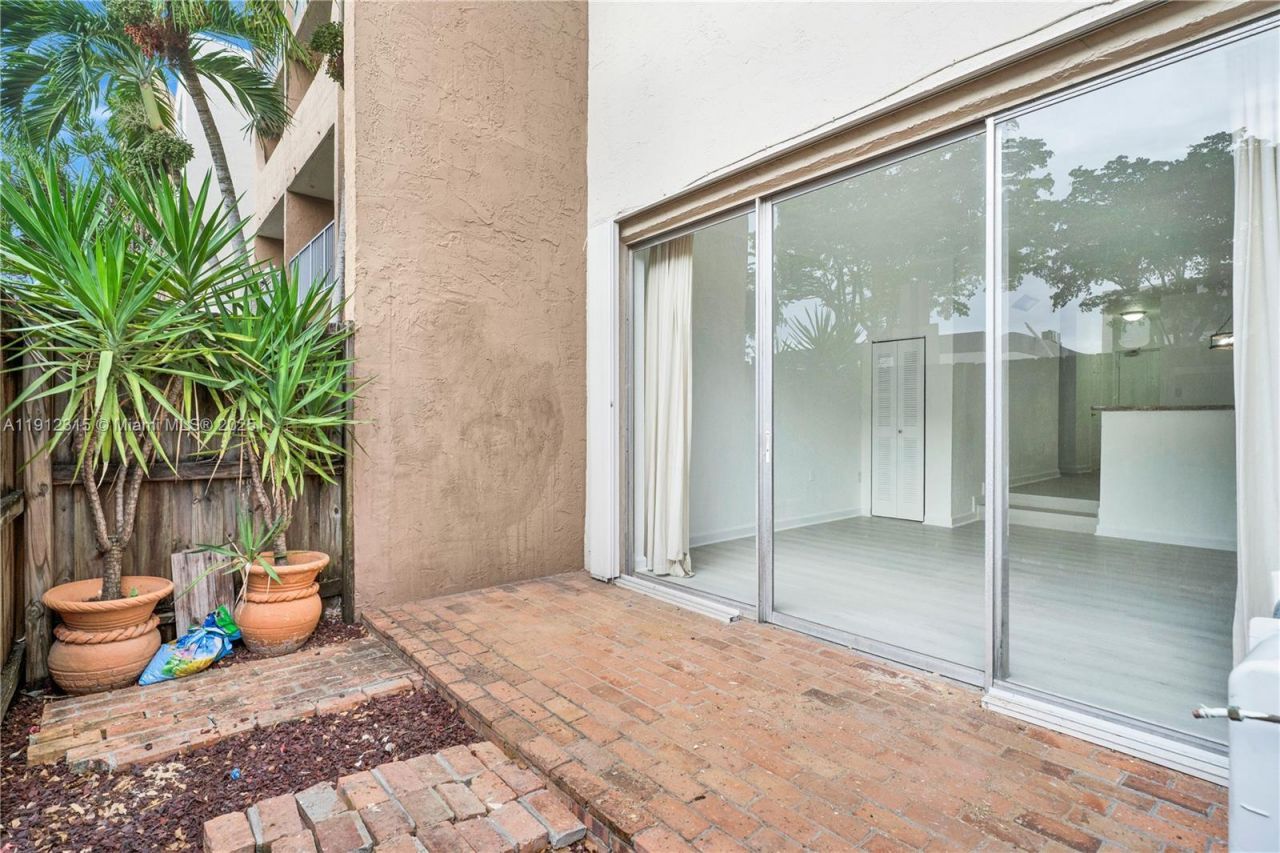 10900 SW 104th St, Unit 121, Miami, FL 33176 Photo