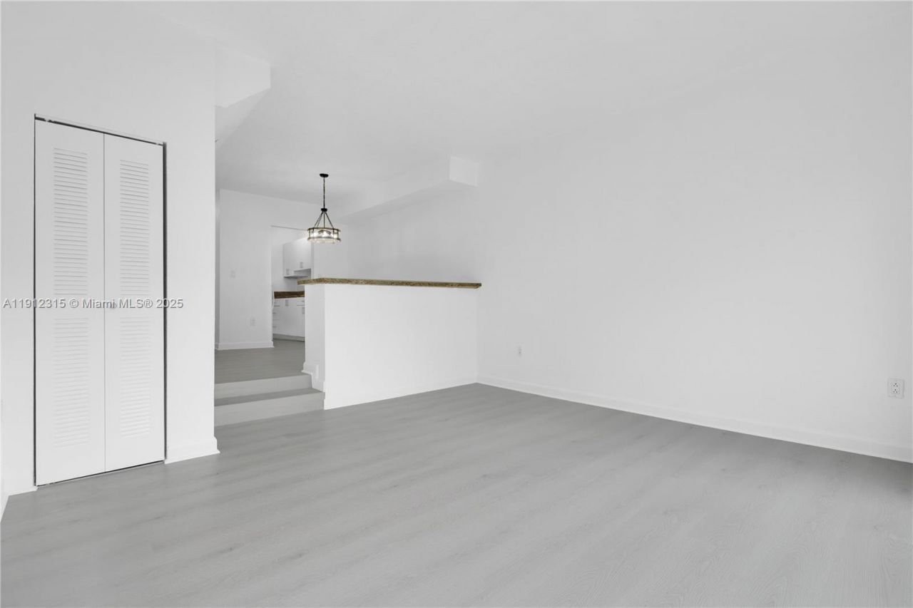 10900 SW 104th St, Unit 121, Miami, FL 33176 Photo