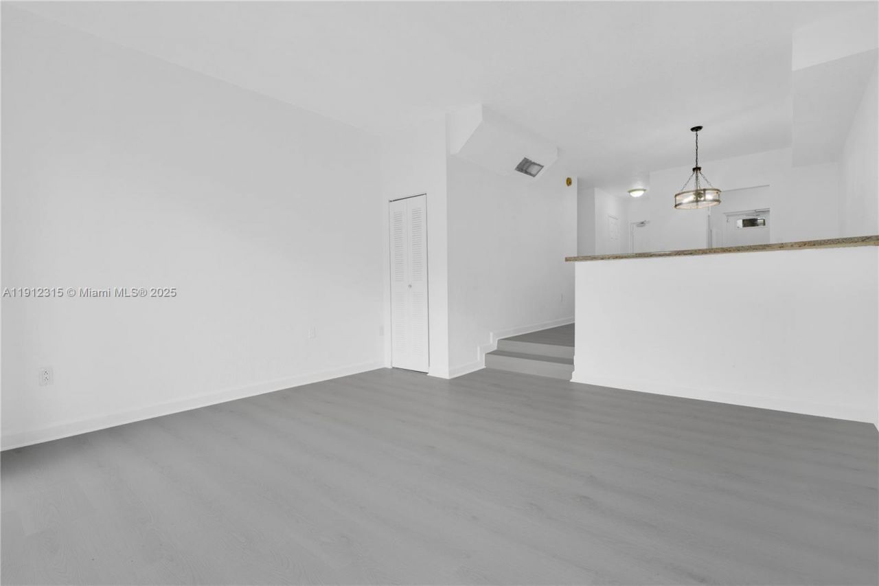 10900 SW 104th St, Unit 121, Miami, FL 33176 Photo