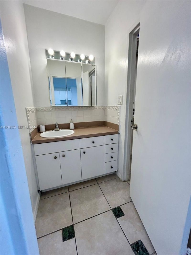 100 Lincoln Rd, Unit 1220, Miami Beach, FL 33139 Photo