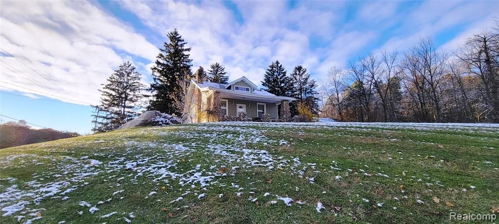 5025 N Hickory Ridge Road, Highland Township, MI 48357 Main Photo