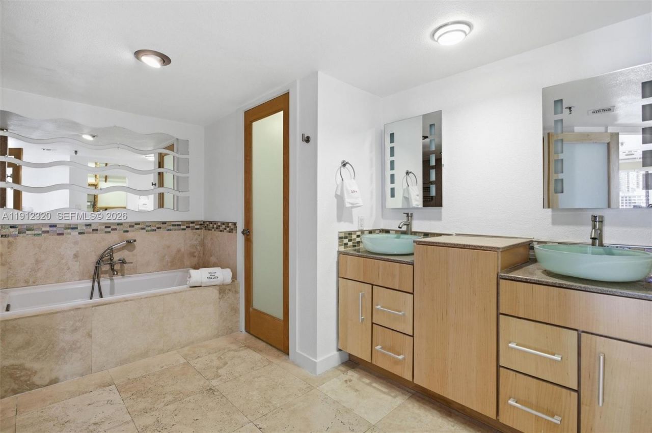 520 Brickell Key Dr, Unit A1615, Miami, FL 33131 Photo