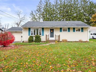 14 Hilltop Dr, Le Roy, NY 14482