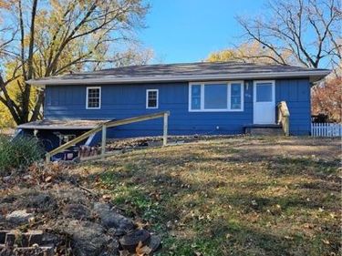 328 Mathews Lane, Gower, MO 64454