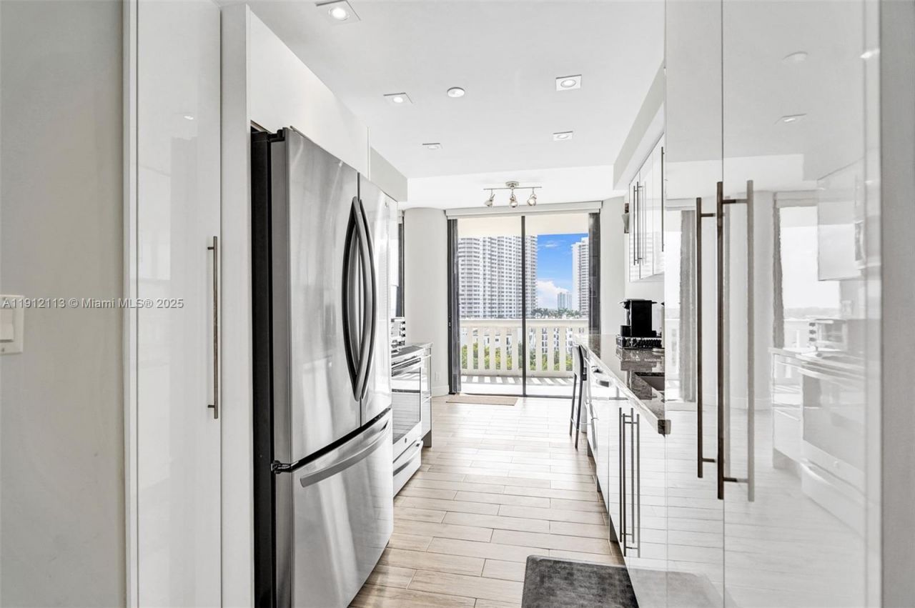 3000 Island Blvd, Unit 903, Aventura, FL 33160 Photo