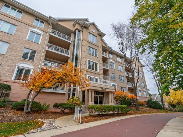 1745 PAVILION Way, Unit 206, Park Ridge, IL 60068