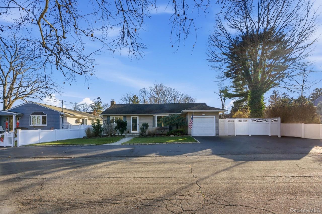 34 Weston Street, Huntington Station, NY 11746 Main Photo