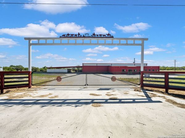 6411 E Highway 90, Knippa, TX 78870