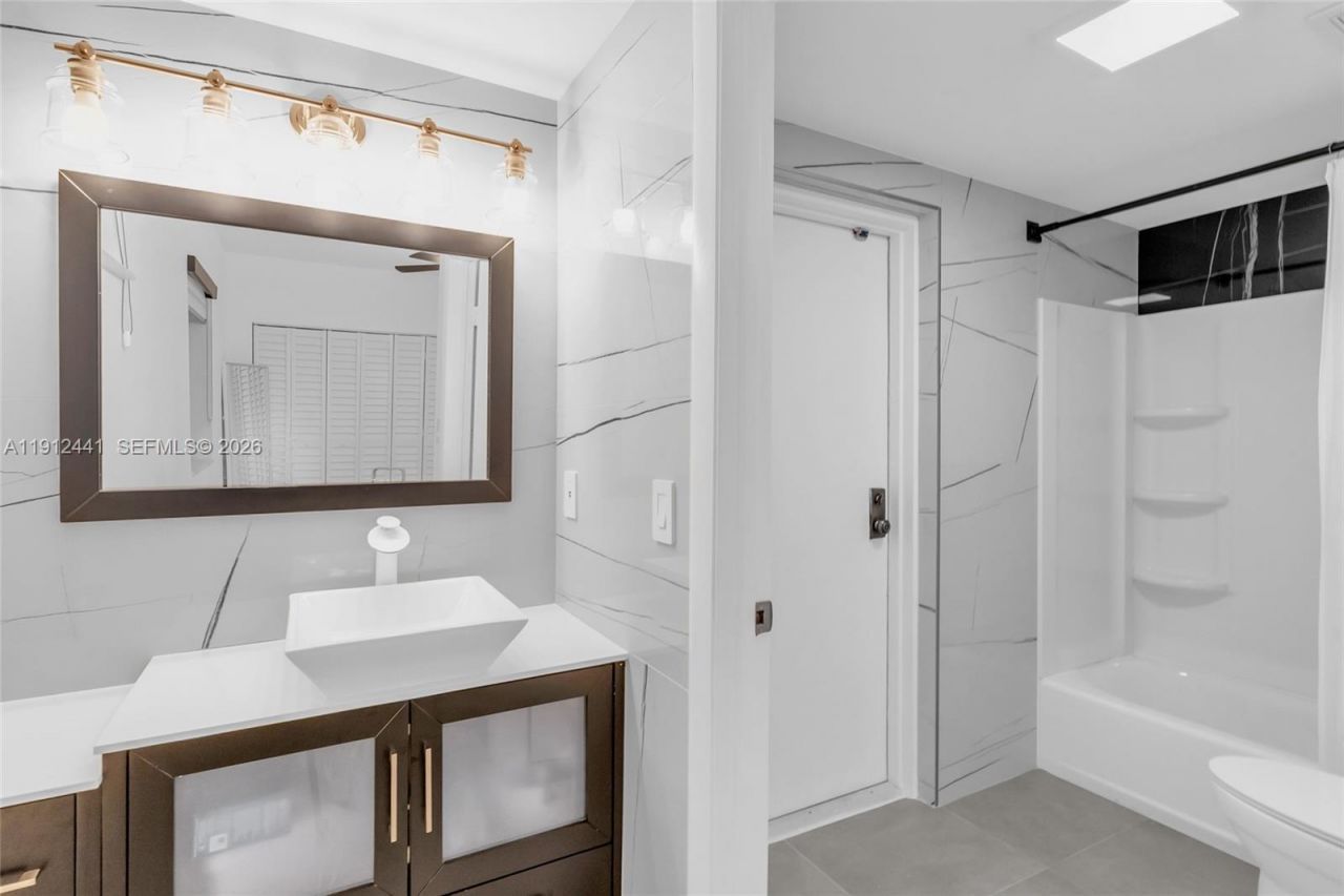 355 Poinciana Dr, Unit 1130, Sunny Isles Beach, FL 33160 Photo