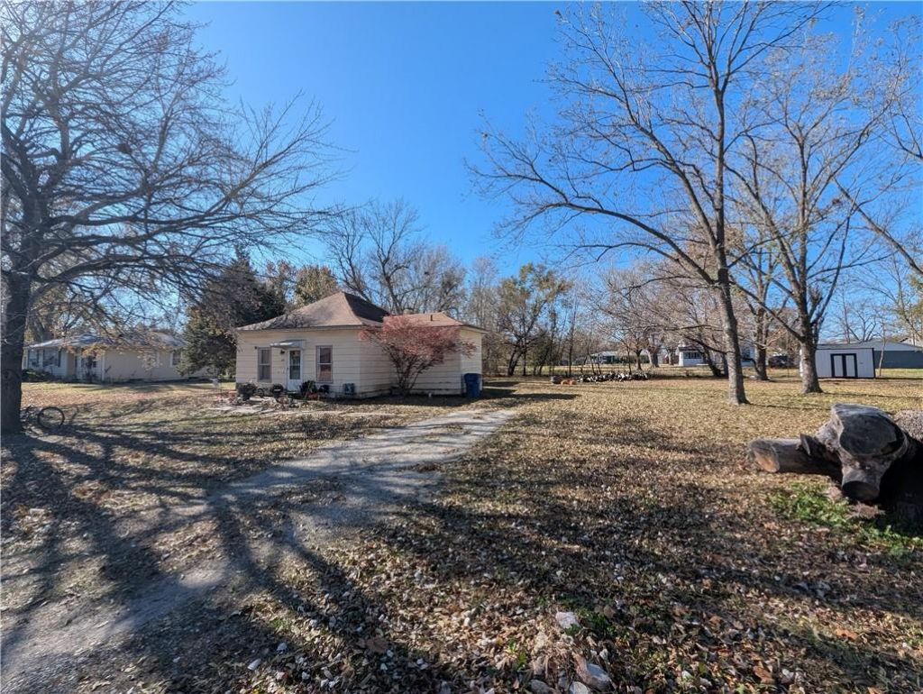 626 N 6th Street, Lacygne, KS 66040 Main Photo