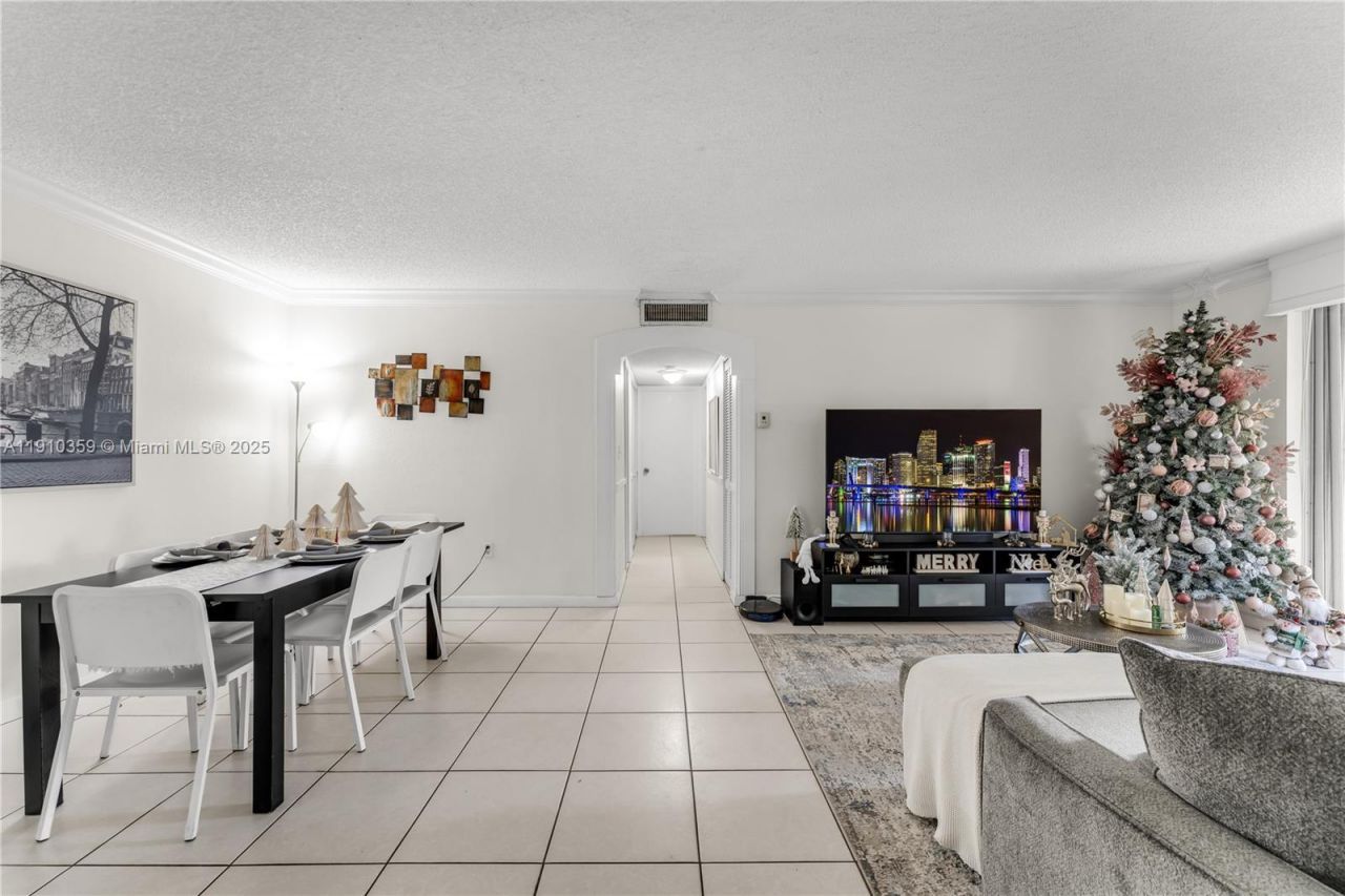 9320 Fountainebleau Blvd, Unit 215, Miami, FL 33172 Photo