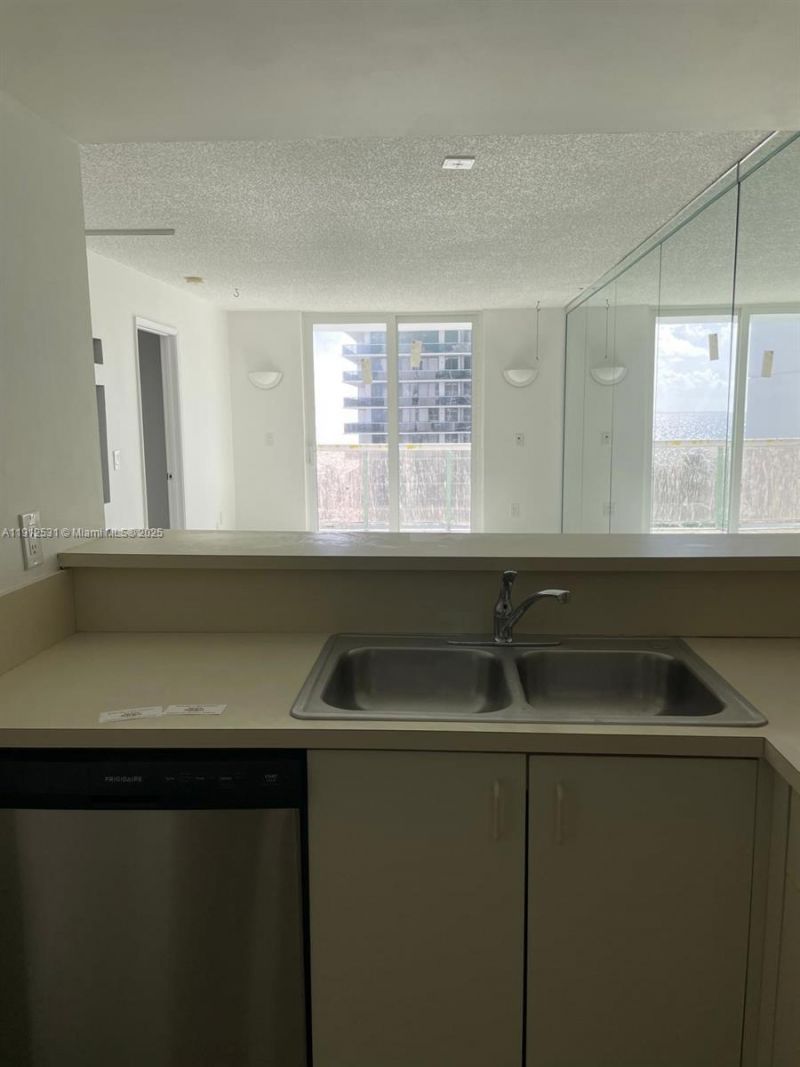 5880 Collins Ave, Unit 1006, Miami Beach, FL 33140 Photo