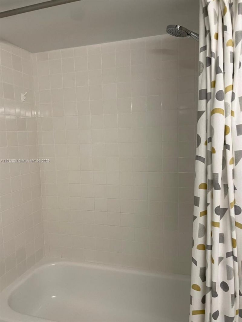 5880 Collins Ave, Unit 1006, Miami Beach, FL 33140 Photo