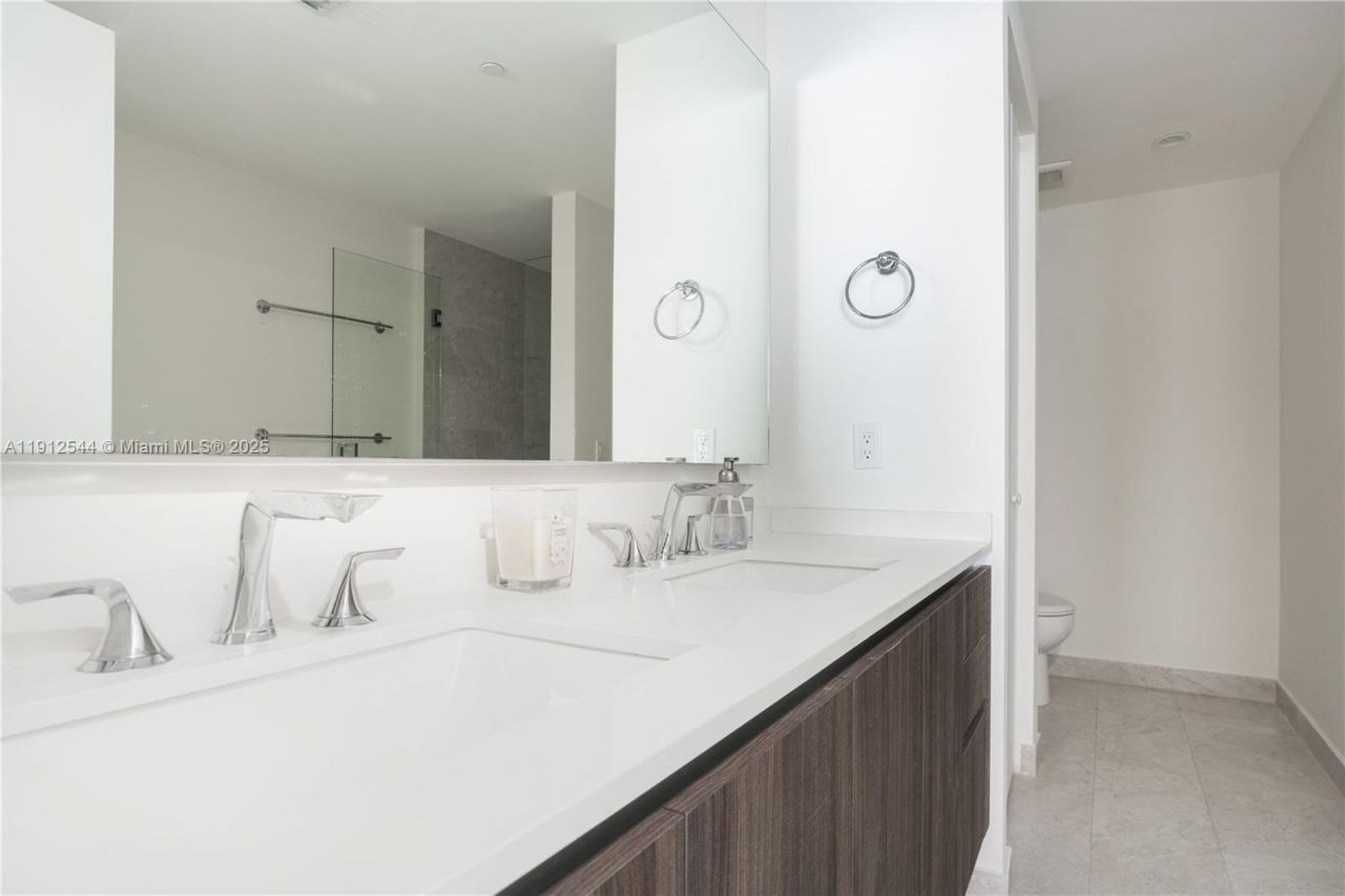 488 NE 18th St, Unit 2210, Miami, FL 33132 Photo