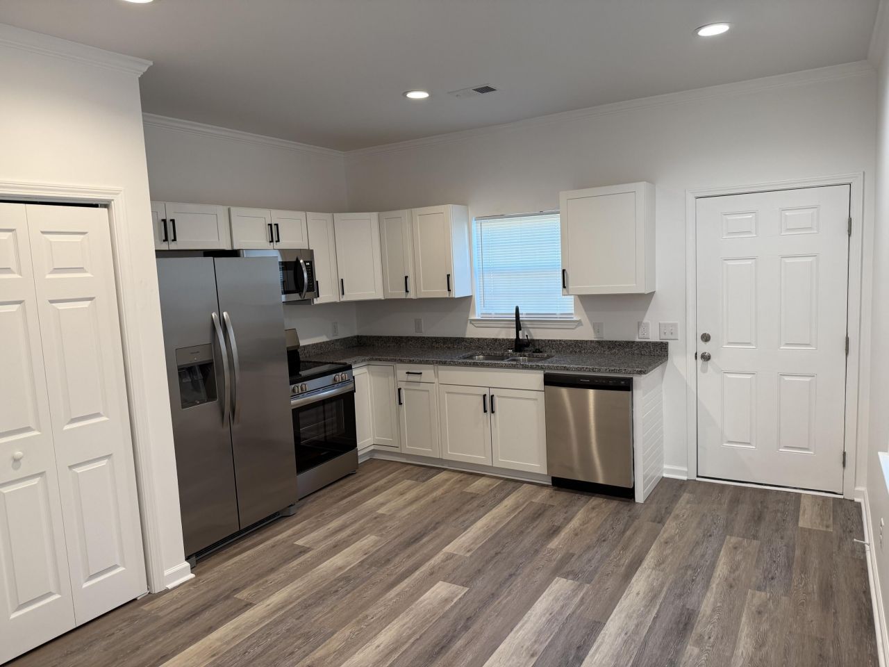 1990 Comstock Avenue Photo 10