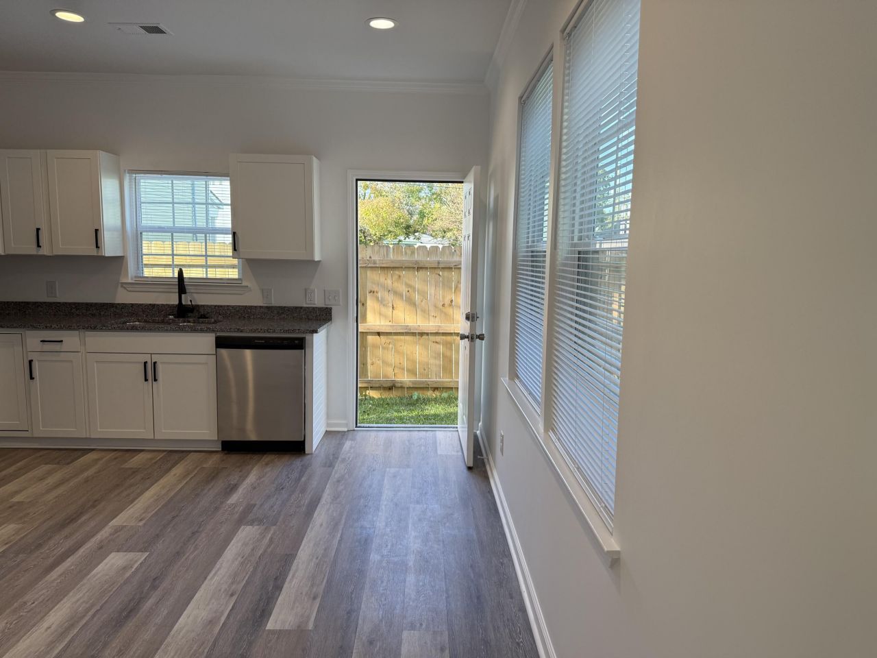 1990 Comstock Avenue Photo 34