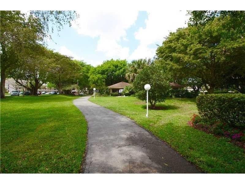565 Oaks Lane, Unit 103, Pompano Beach, FL 33069 Photo