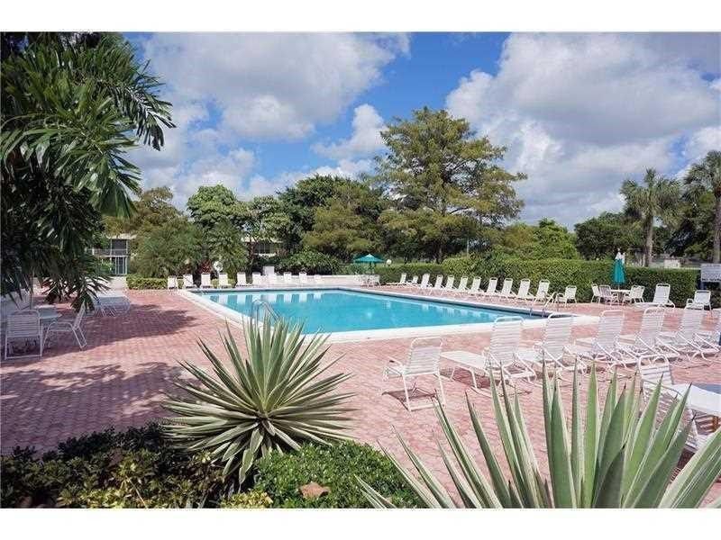 565 Oaks Lane, Unit 103, Pompano Beach, FL 33069 Photo