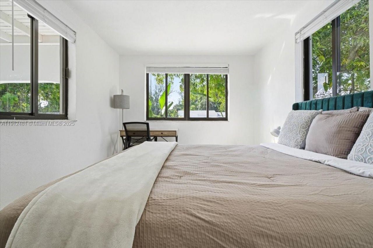 10845 Peachtree Dr, Miami, FL 33161 Photo