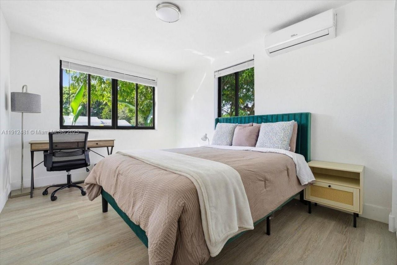 10845 Peachtree Dr, Miami, FL 33161 Photo