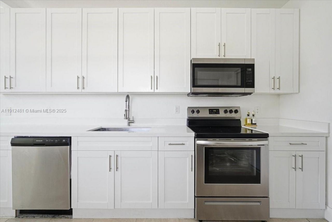 10845 Peachtree Dr, Miami, FL 33161 Photo