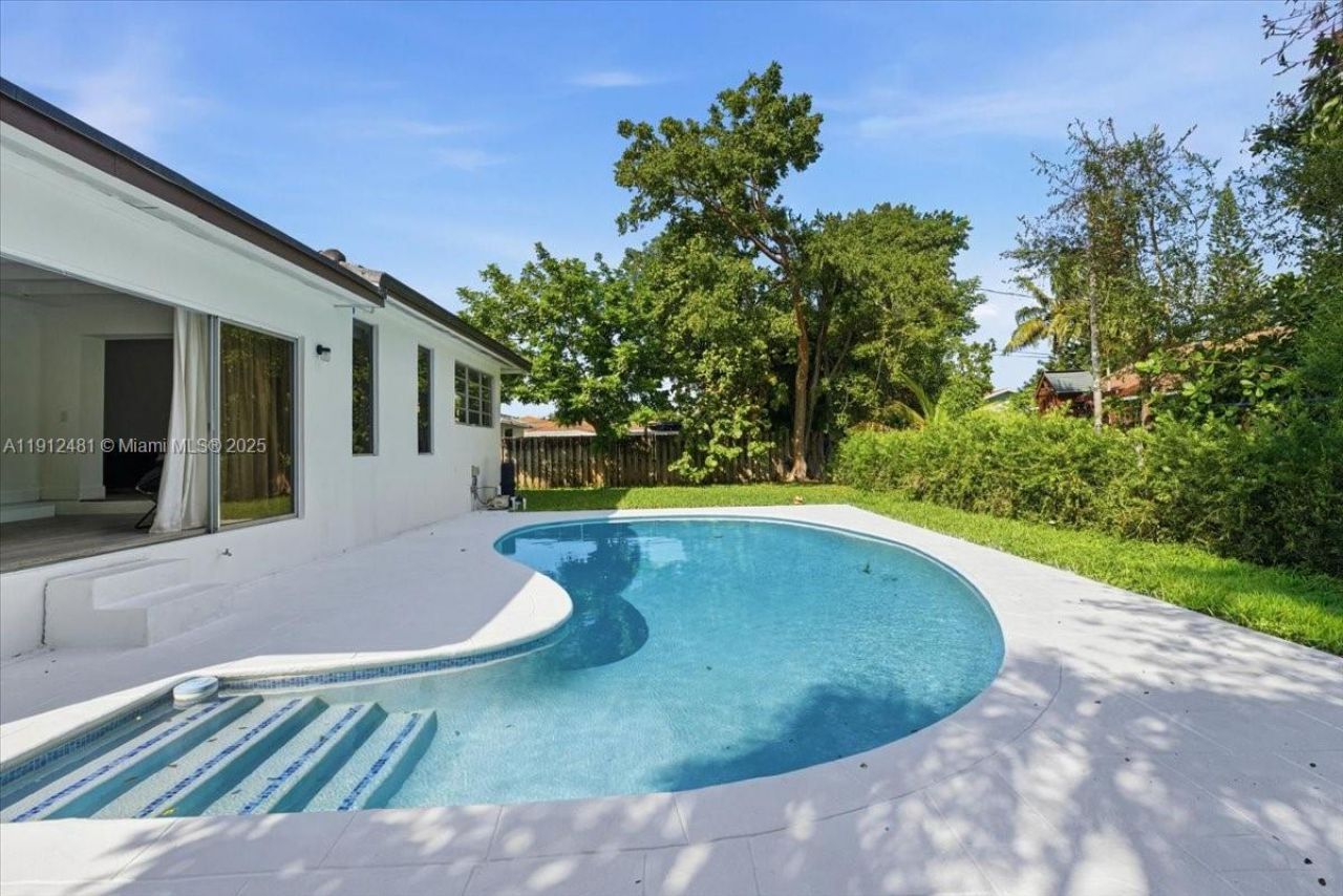 10845 Peachtree Dr, Miami, FL 33161 Photo