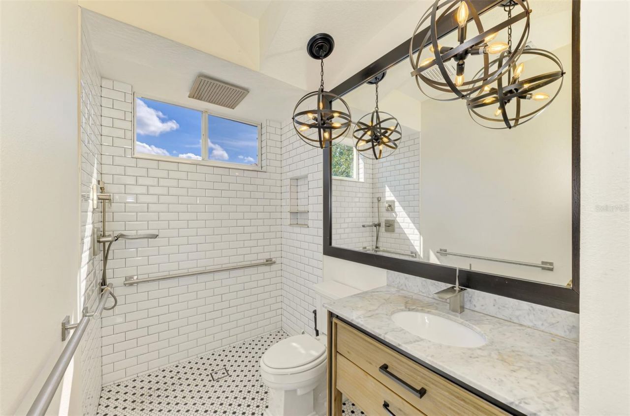 4889 Carrington Circle, Sarasota, FL 34243 Photo