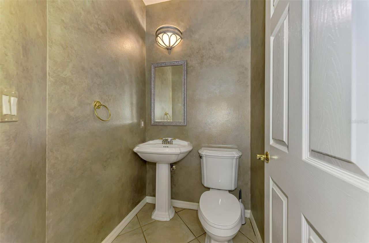 4889 Carrington Circle, Sarasota, FL 34243 Photo