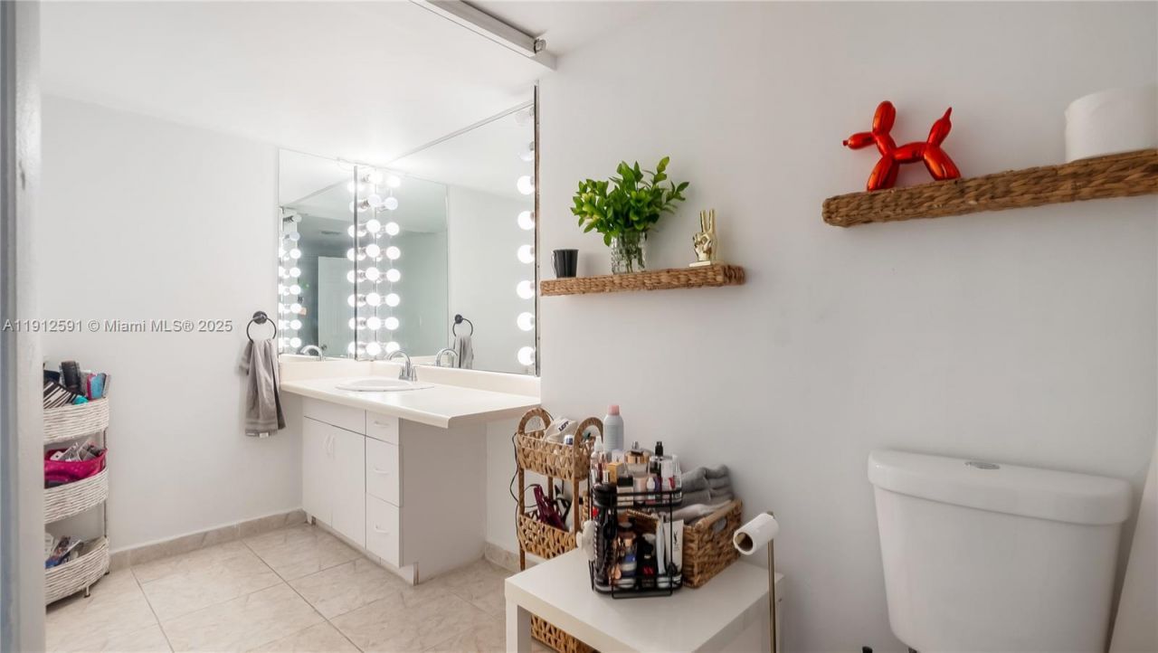 500 Bayview Dr, Unit 117, Sunny Isles Beach, FL 33160 Photo