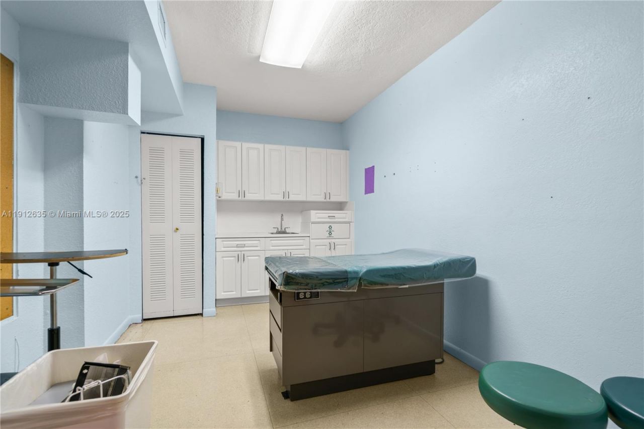 1920 SW 22nd St, Miami, FL 33145 Photo