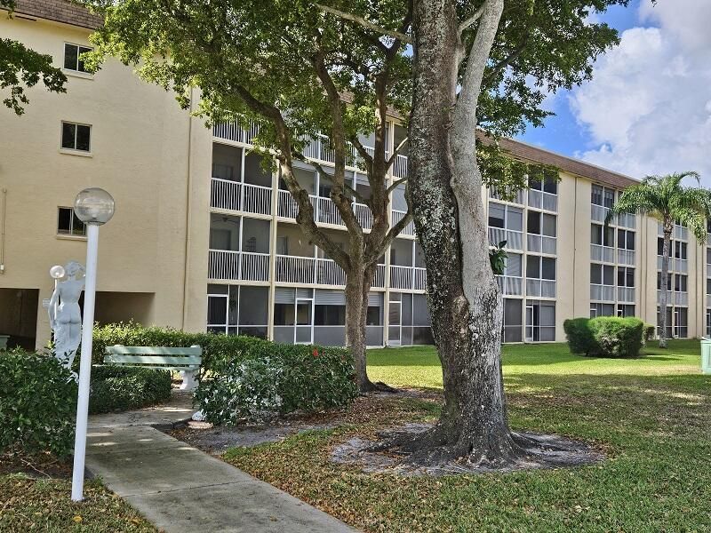 300 Village Green Circle S, Unit 408, Palm Springs, FL 33461 Photo