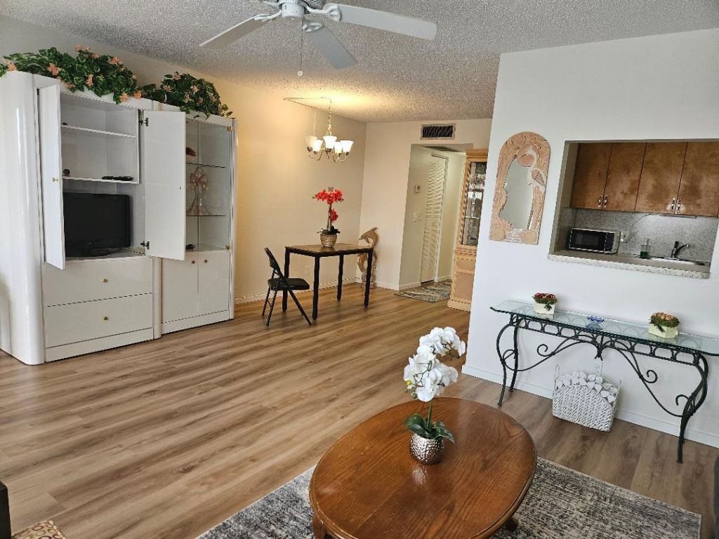 300 Village Green Circle S, Unit 408, Palm Springs, FL 33461 Photo