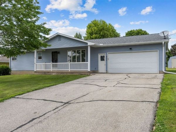 805 W 17th Street, Vinton, IA 52349