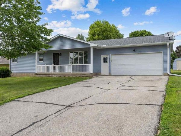 805 W 17Th St, Vinton, IA 52349