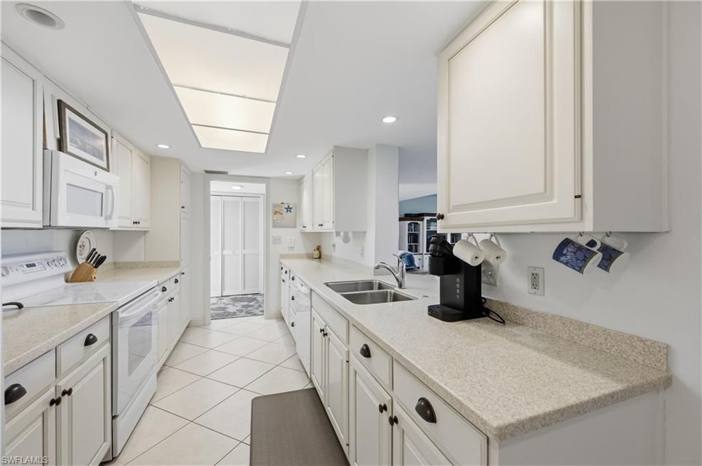 11 Bluebill Ave, Unit 404, Naples, FL 34108 Photo
