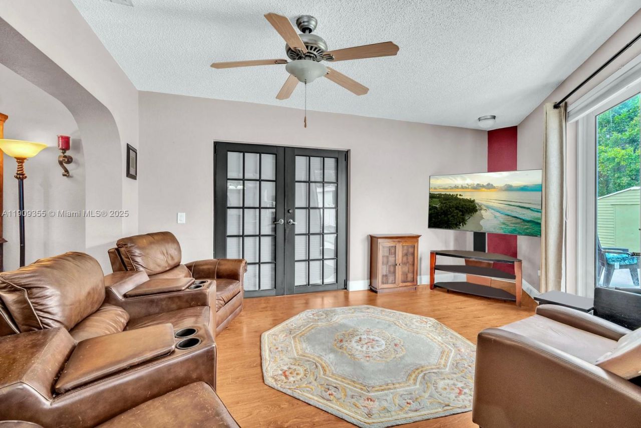 911 NW 135th Way, Sunrise, FL 33325 Photo