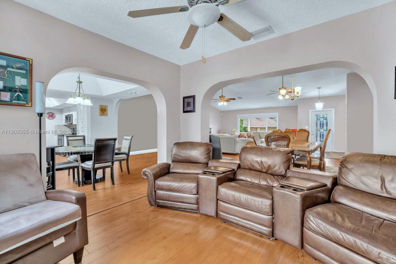 911 NW 135th Way, Sunrise, FL 33325 Photo