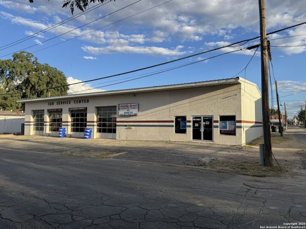 109 W Oak, Uvalde, TX 78801