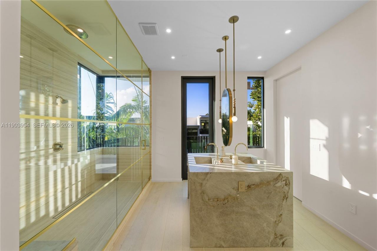 2053 N Bay Rd, Miami Beach, FL 33140 Photo