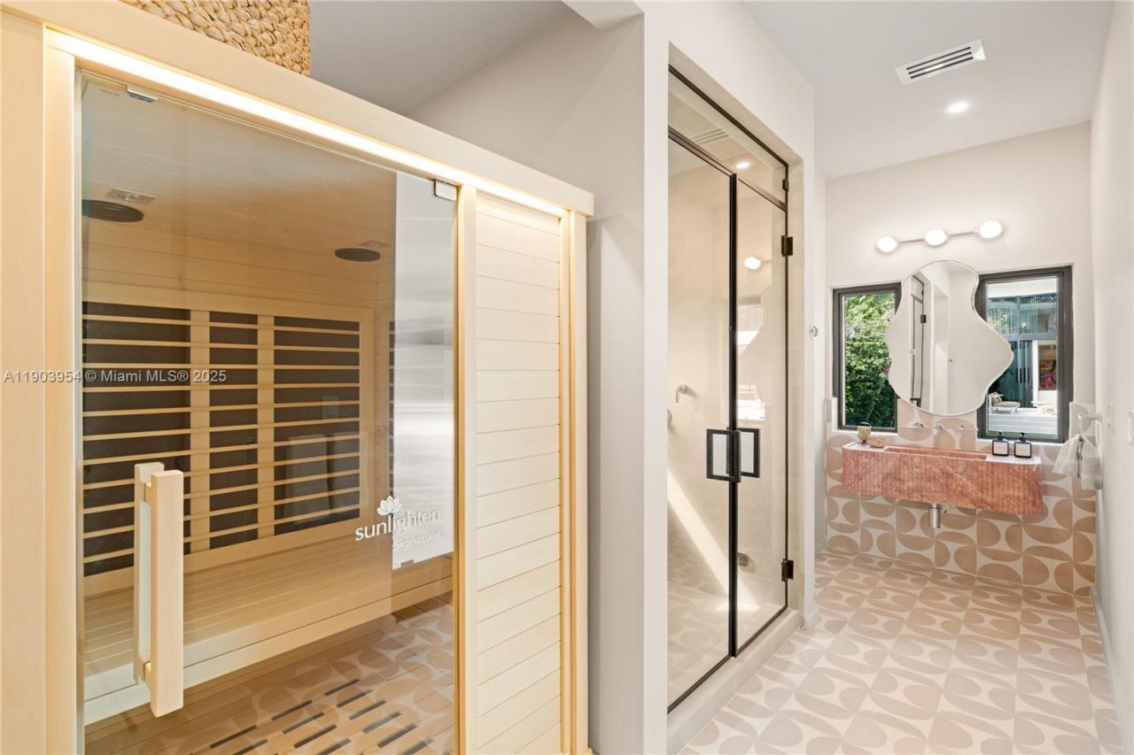 2053 N Bay Rd, Miami Beach, FL 33140 Photo