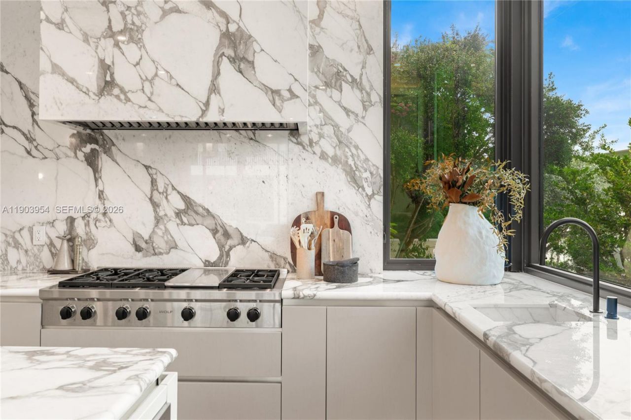 2053 N Bay Rd, Miami Beach, FL 33140 Photo