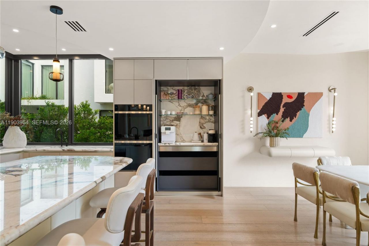 2053 N Bay Rd, Miami Beach, FL 33140 Photo