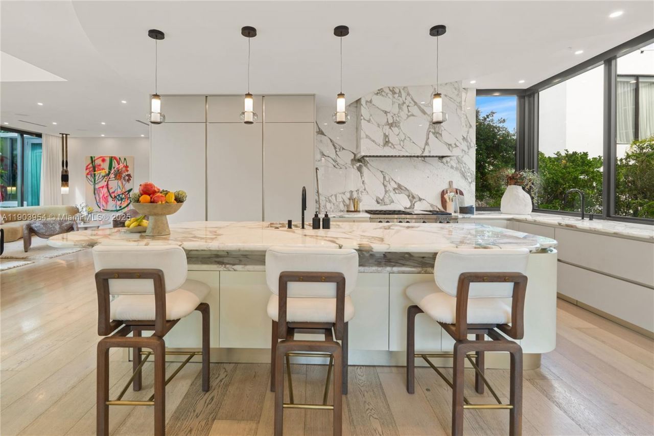 2053 N Bay Rd, Miami Beach, FL 33140 Photo