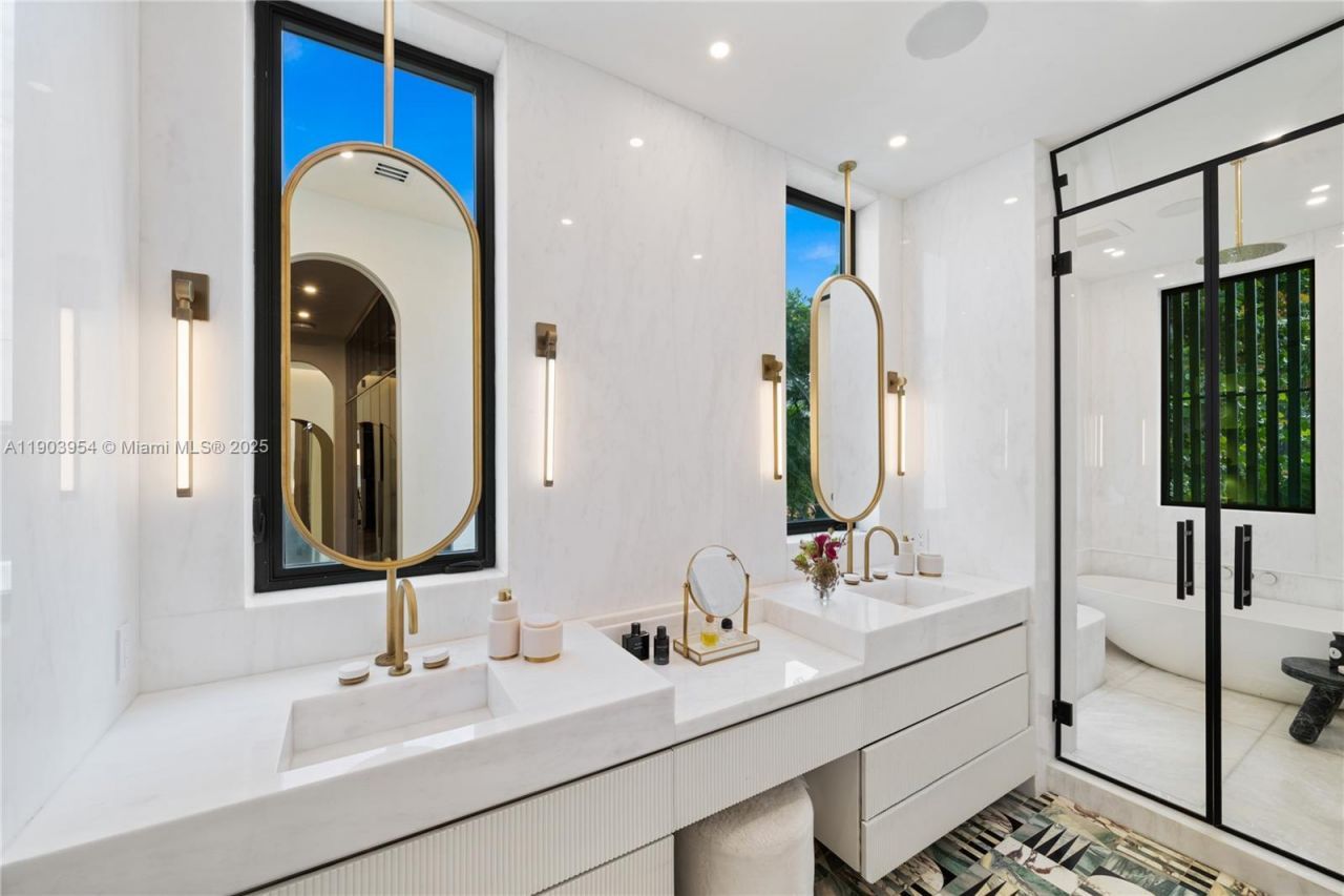 2053 N Bay Rd, Miami Beach, FL 33140 Photo