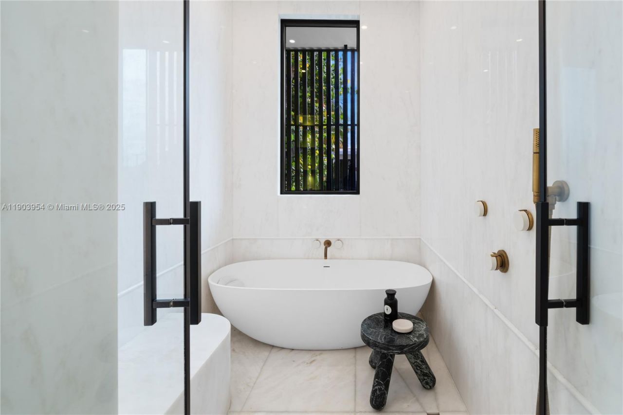 2053 N Bay Rd, Miami Beach, FL 33140 Photo