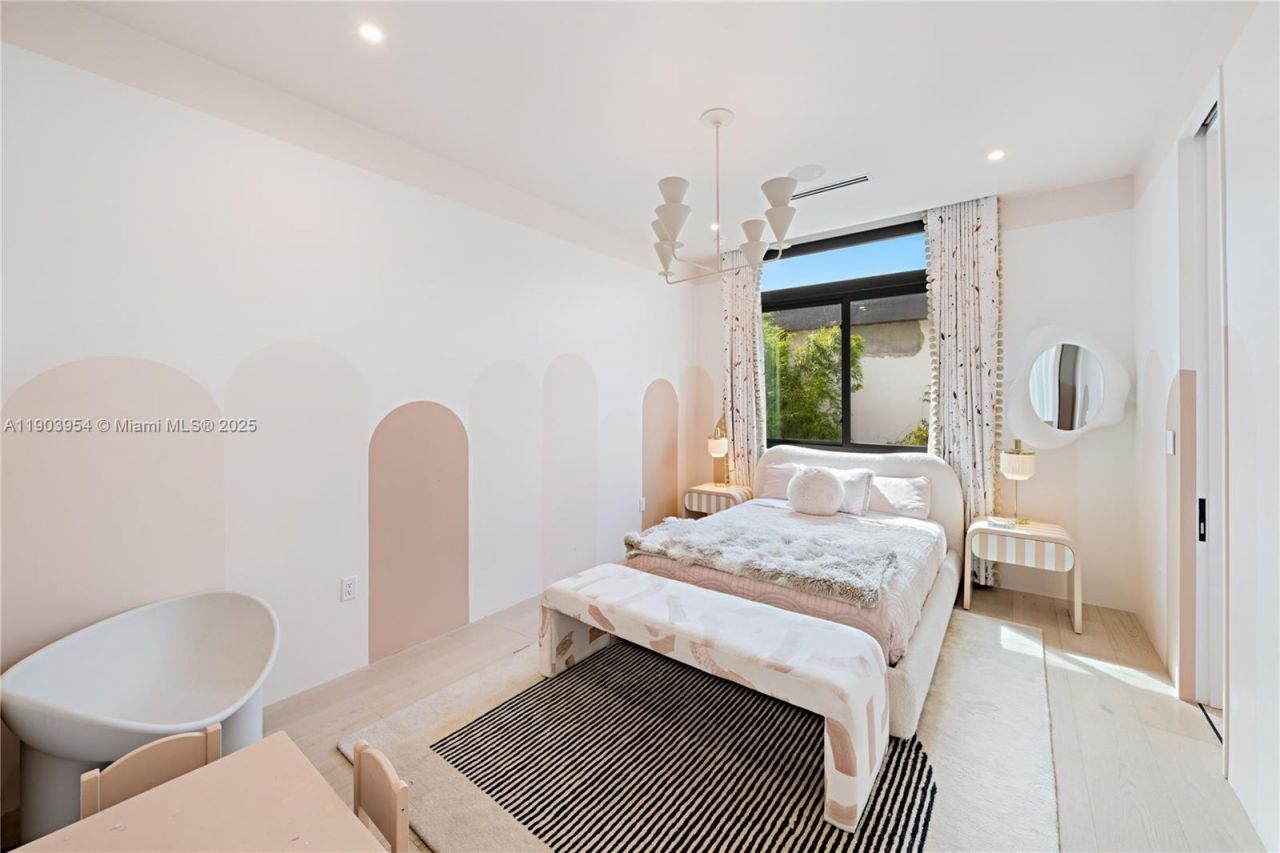 2053 N Bay Rd, Miami Beach, FL 33140 Photo