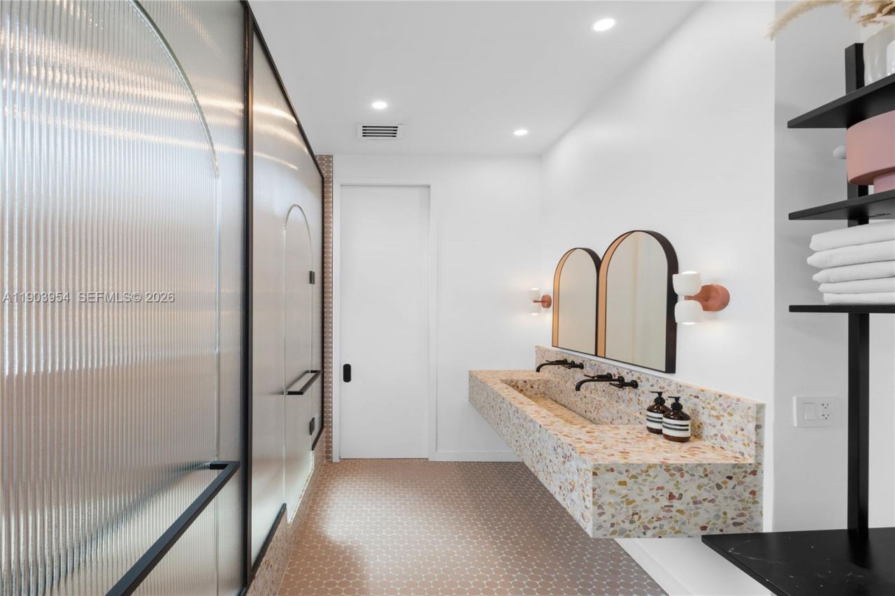 2053 N Bay Rd, Miami Beach, FL 33140 Photo